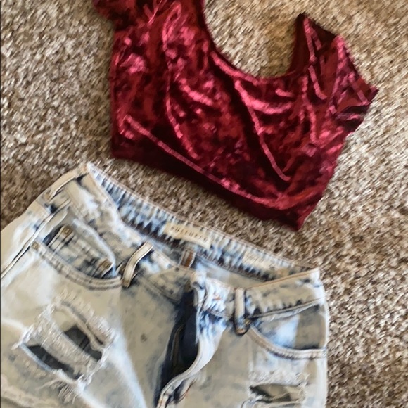 Adorable crop top and vintage denim shorts - Picture 2 of 3